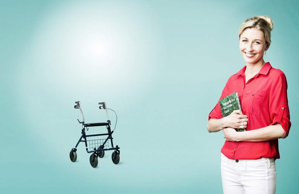 Pflegerin mit Buch und Rollstuhl im Hintergrund