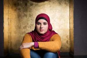 junge muslimische Frau mit Kopftuch