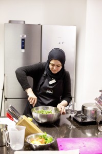 Hanadi Abbarah beim Zubereiten von Taboulé (Rezept siehe unten).