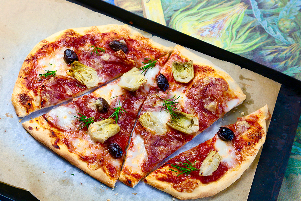 Rezept: Pizza mit Salami und Artischocken