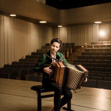 Katharina Baschinger spielt die Steirische Harmonika