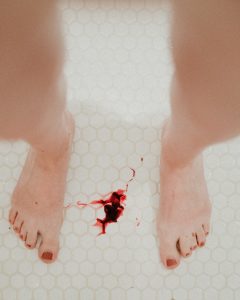 Periodenblut in der Dusche