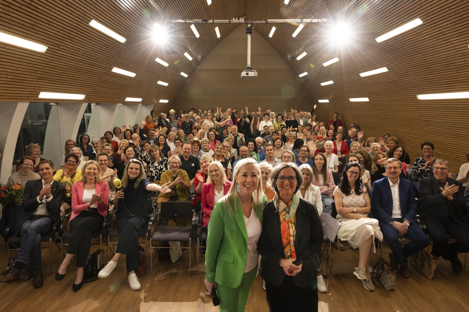 „Pilgern kann ich überall“: „Welt der Frauen“ feierte Buchpräsentation